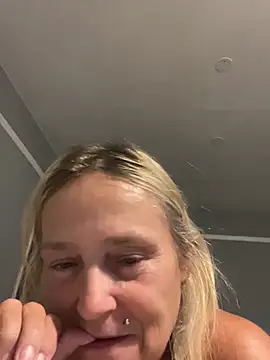 Blondnboujee53 live cam on StripChat