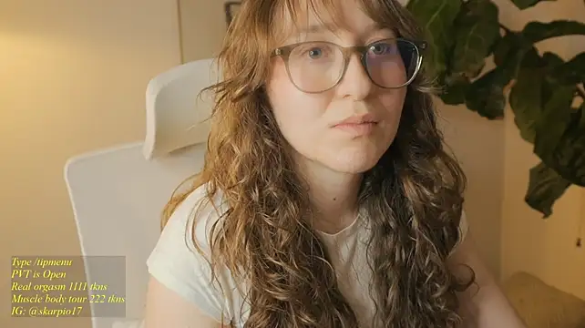 Scarlett_NoirMuse webcam
