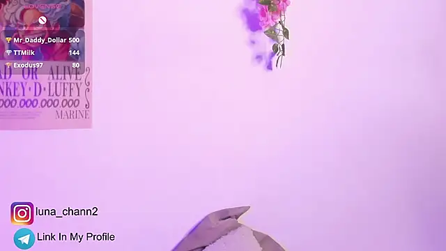 Luna-Chann live cam on StripChat