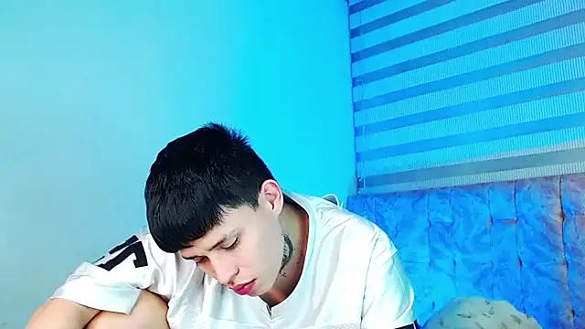 _justinmoon2 live cam on StripChat
