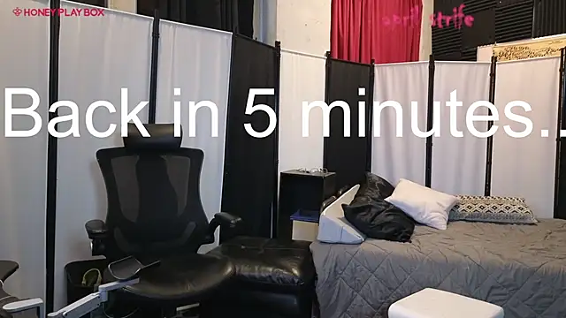 April_Strife live sex cam