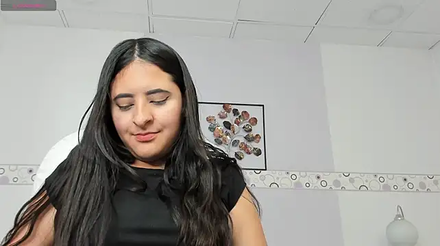 Maggiee_1 live cam on StripChat
