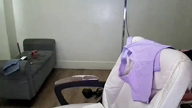 mzpretty444 live cam on StripChat