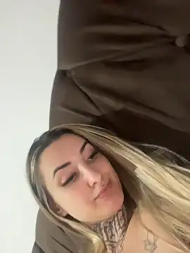 hotskinny1 live cam on StripChat