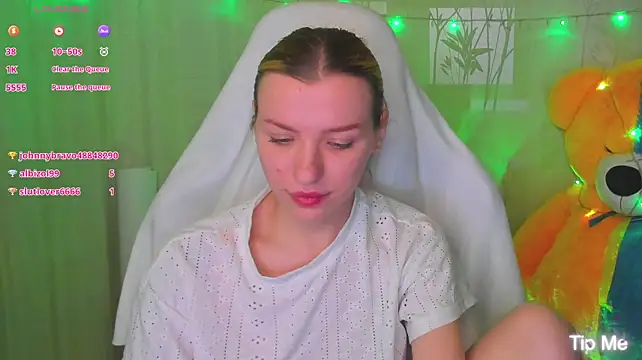 MeganNewCat live cam on StripChat