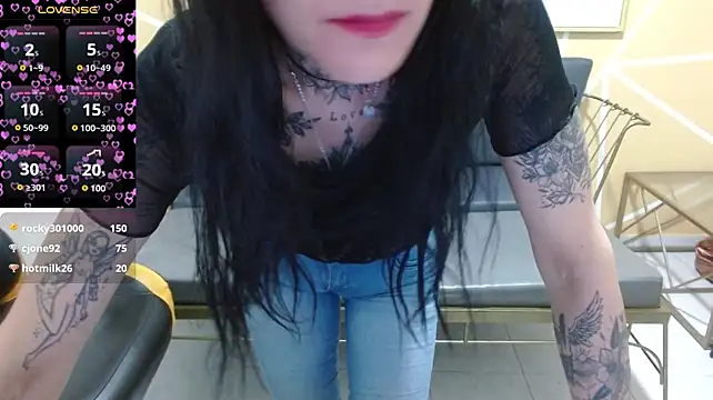 Roxanne_vale live cam on StripChat