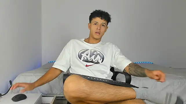 _alex_colton (M young) - take of t-shirt