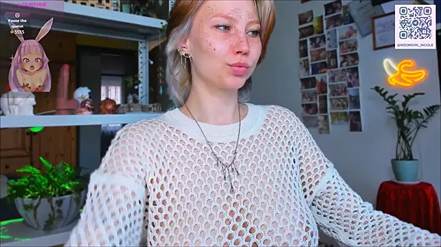 nicole_matt (F young) - he lick me in queen pose on on armchair