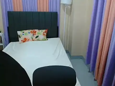XxTsUncutAskaxX webcam