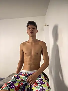 Twinkcock22 live cam on StripChat