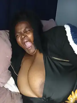 ChubbyLucia live cam on StripChat