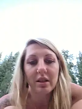 SheIsSomething webcam