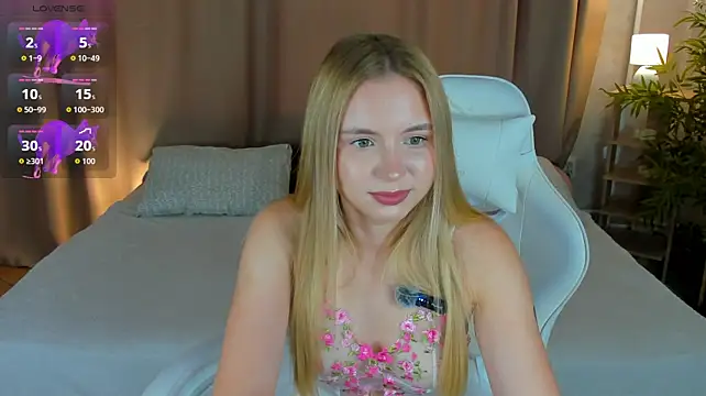 Linda__Bloom live cam on StripChat