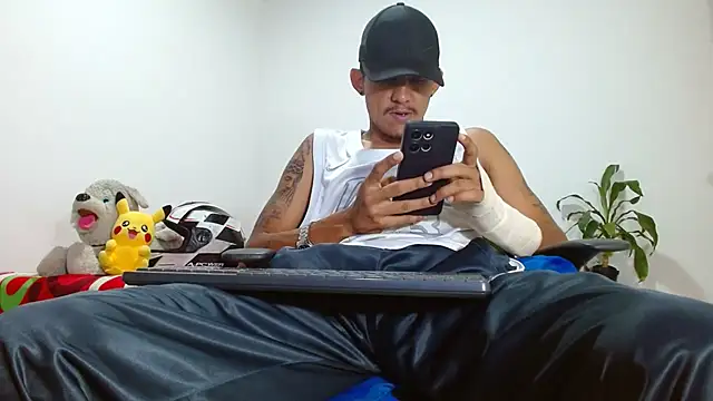 skinny23cm live cam on StripChat