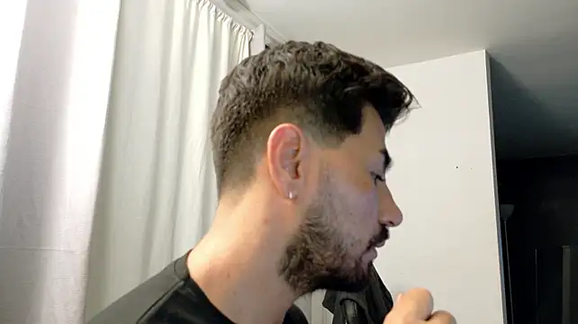 ThomassBrooks live cam on StripChat