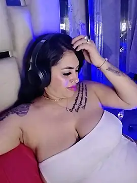 chelaqueen_ live cam on StripChat