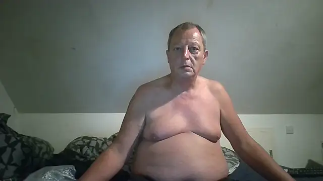 chubbybear2cum live cam on StripChat
