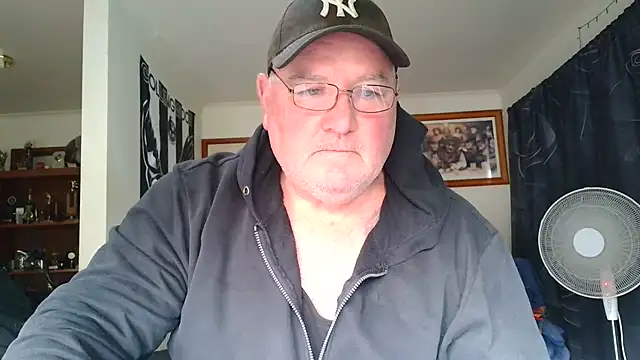 kinkyblueyes69 (M mature) - NAKED ,,TAKE CLOTHES OFF