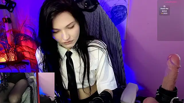 SharpSilence live cam on StripChat