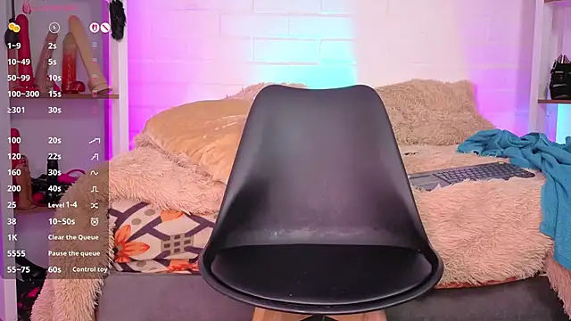 louise_nails live cam on StripChat