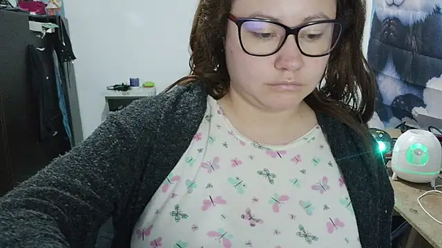 curly_greeneyed live cam on StripChat