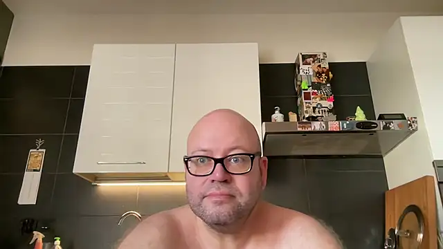 theitalianbear live cam on StripChat