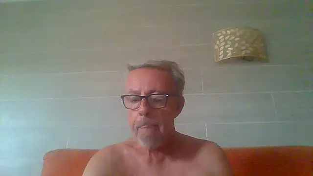 tuggy59 (M grandpa) - close up helmet