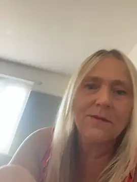 Blondnboujee53