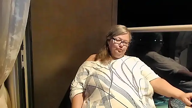 sex2 (F mature) - squirt into a glass, pour on the body