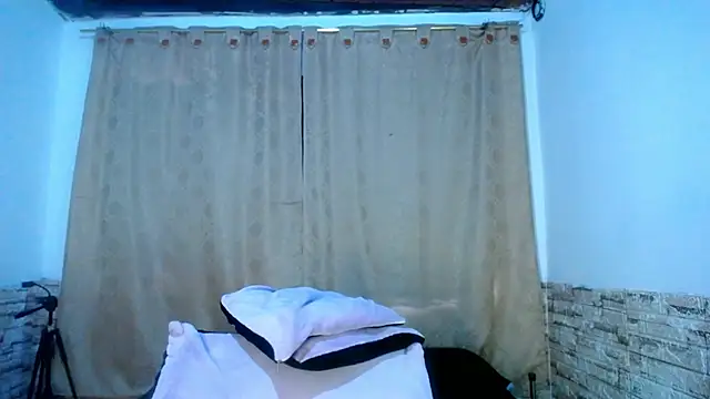 Bicky_25 live cam on StripChat