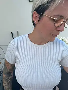marinella07 (F milf) - Tee shirt mouillé piscine