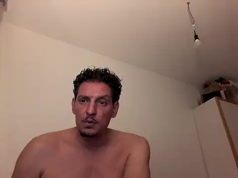 ARTANIS20 live cam on StripChat
