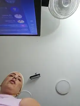 natalygolden69 (F milf) - Show tits