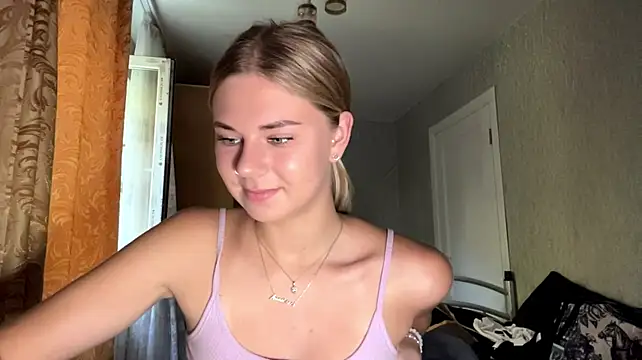 HoneysPiee webcam