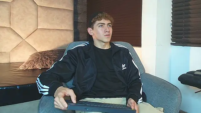 Tyler_Mcrey live cam on StripChat