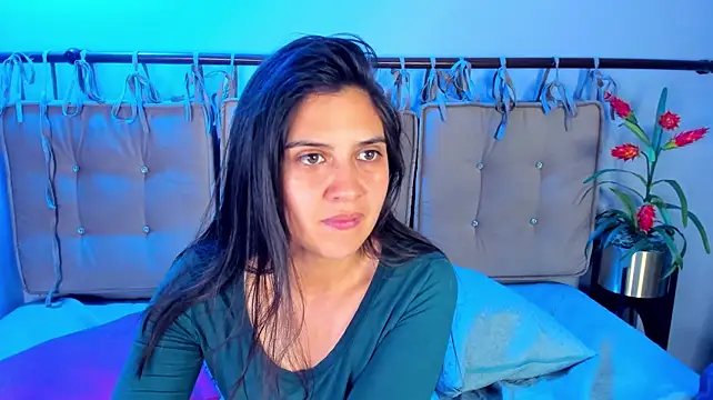 julianaaldanaa live cam on StripChat
