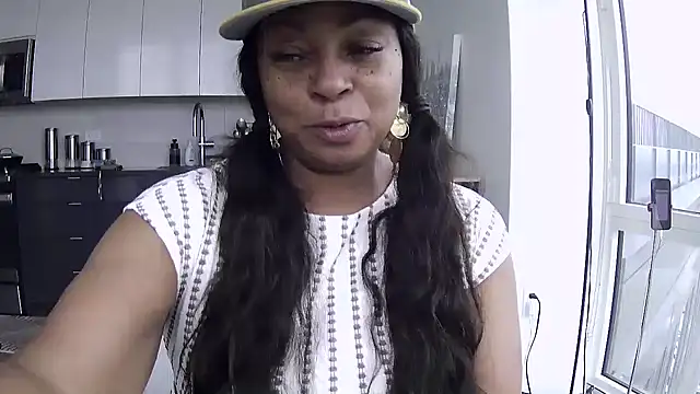 msweetlindaparks (F mature) - Ass Play with finger
