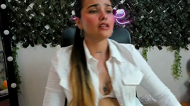 DestinyHills live cam on StripChat