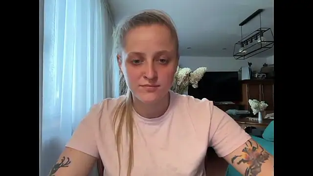 LeaWetGirl live cam on StripChat