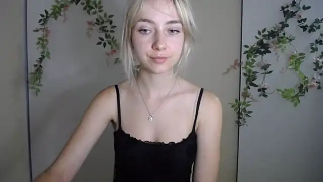 LuciaYoung live cam on StripChat
