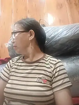 Chilly-wet live cam on StripChat