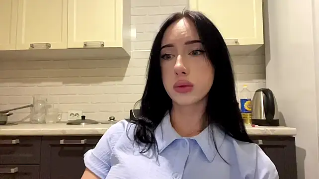 IsabellaQiueen live cam on StripChat