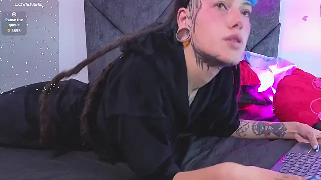 _sharlotte777 live cam on StripChat