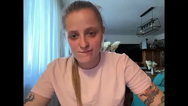 LeaWetGirl live cam on StripChat