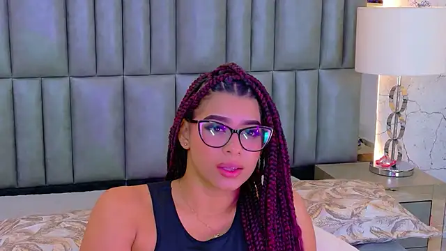 TiaraRosse live cam on StripChat