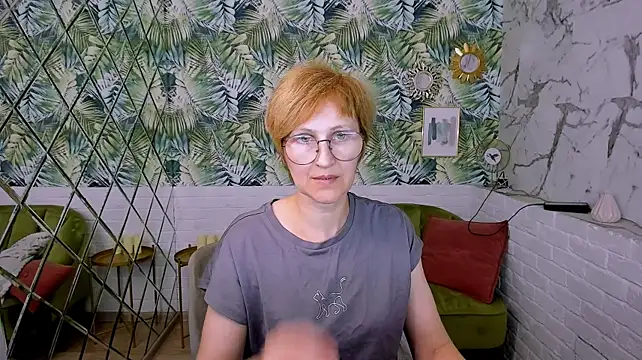 paris_cherry (F milf) - show your favorite t-shirt