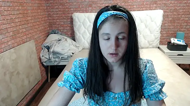 Holliy_Cooper live cam on StripChat