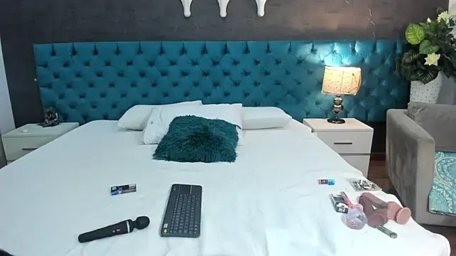 LunnaMoretti live cam on StripChat