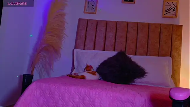 Sof_Glow live cam on StripChat