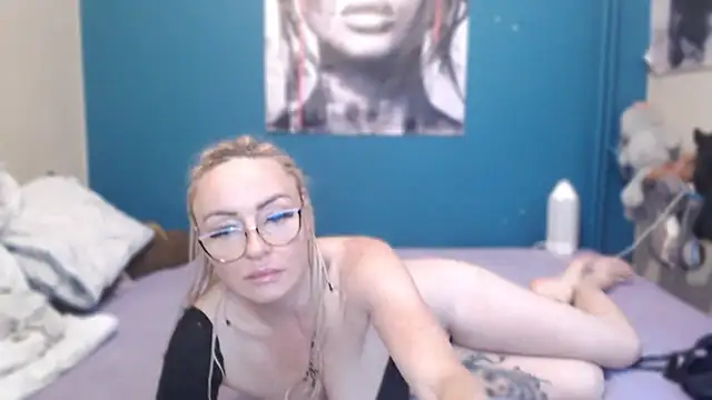 NADINNNE live cam on StripChat